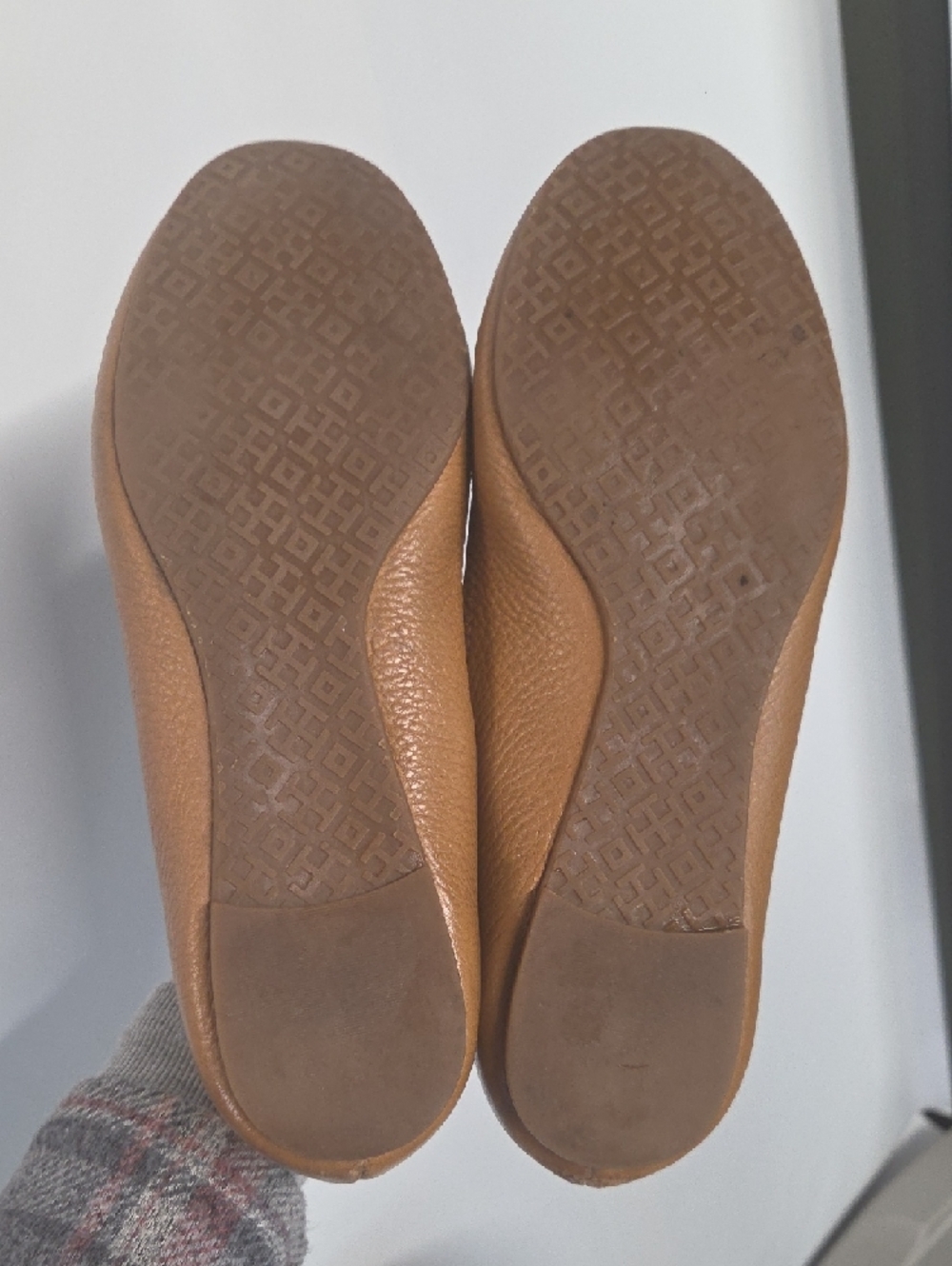 Tory Burch Tan Leather Round-Toe Flats with Gold Logo Size 7.5 - Picture 6 of 13